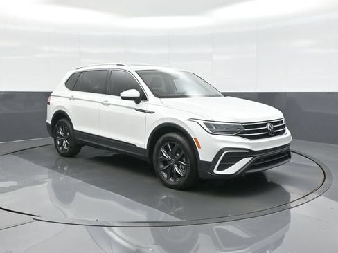Used 2023 Volkswagen Tiguan SE w/ Panoramic Sunroof Package FWD image 1