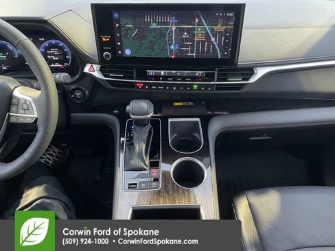 Used 2025 Toyota Sienna Platinum image 33