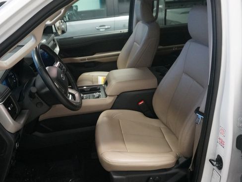 Used 2024 Ford Expedition Max XLT image 11