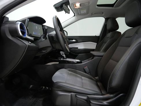 Used 2025 Chevrolet Trax LT w/ Sunroof Package FWD image 12