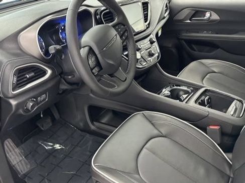 New 2027 Chrysler Pacifica Limited AWD/4WD image 12