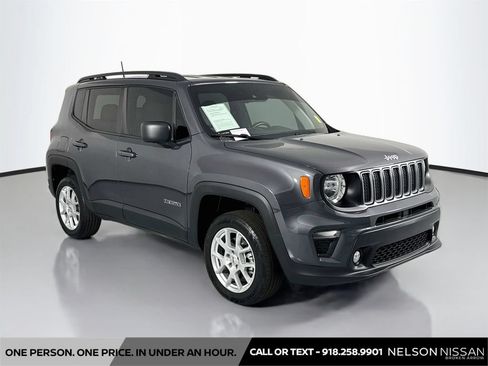 Used 2022 Jeep Renegade Latitude w/ Convenience Group AWD/4WD image 3