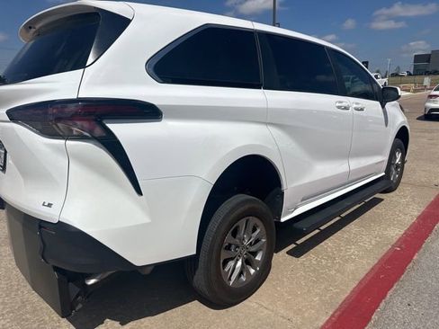 Used 2025 Toyota Sienna LE image 3