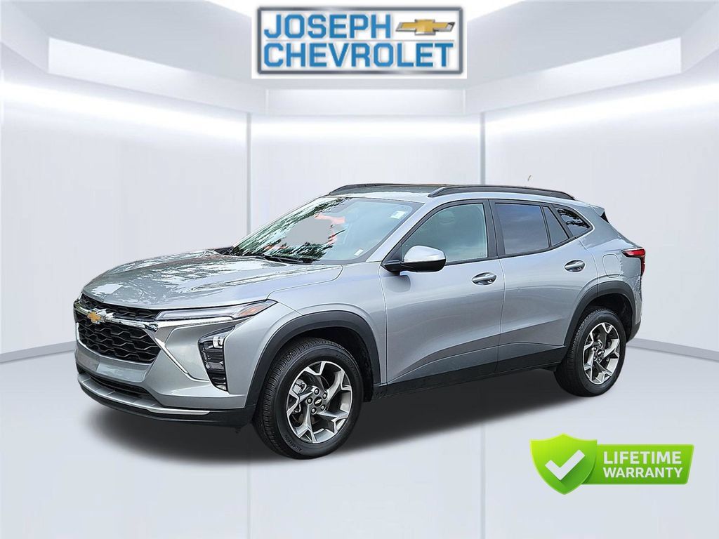 Used 2025 Chevrolet Trax LT FWD image 2