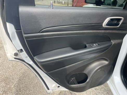 Used 2021 Jeep Grand Cherokee Laredo X AWD/4WD image 14