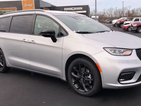 New 2026 Chrysler Pacifica Select image 2