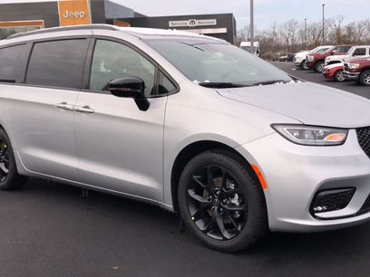 New 2026 Chrysler Pacifica Select