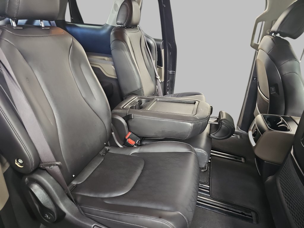 Used 2025 Kia Carnival FWD image 14