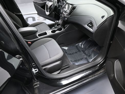 Used 2018 Chevrolet Cruze LT w/ Convenience Package image 19