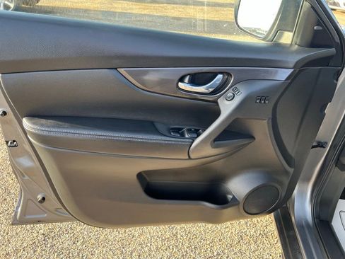 Used 2019 Nissan Rogue SV w/ Premium Package image 25