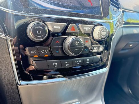 Used 2020 Jeep Grand Cherokee Overland AWD/4WD image 19
