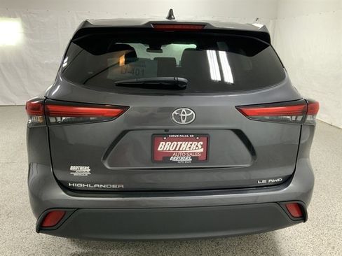 Used 2023 Toyota Highlander LE AWD/4WD image 7