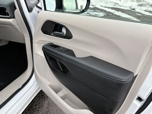 Used 2024 Chrysler Pacifica Touring-L image 11