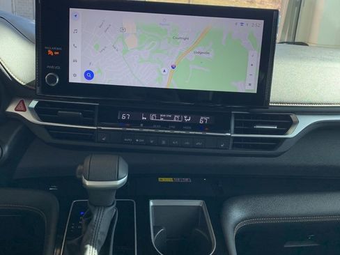 Used 2025 Toyota Sienna XLE Woodland Edition image 4