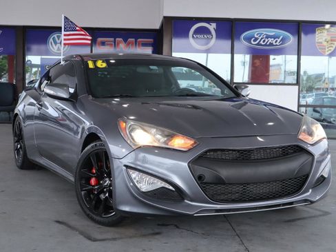 Used 2016 Hyundai Genesis 3.8 image 2