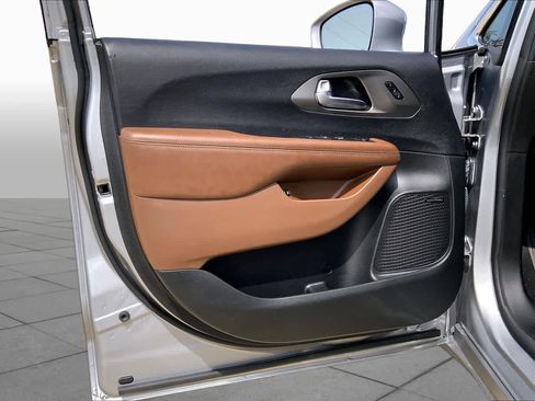 Used 2019 Chrysler Pacifica Limited w/ Advanced Safetytec Group FWD image 21
