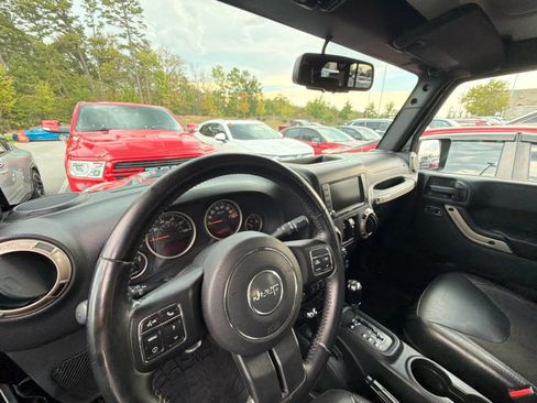 Used 2016 Jeep Wrangler Unlimited Sahara AWD/4WD image 8