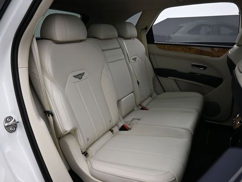 Certified 2024 Bentley Bentayga Plug-In Hybrid image 29