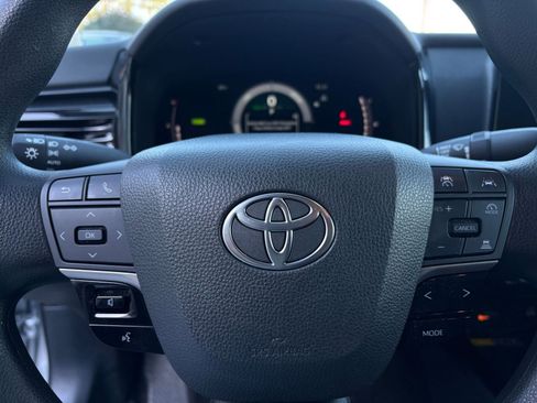 Used 2025 Toyota Camry LE image 27