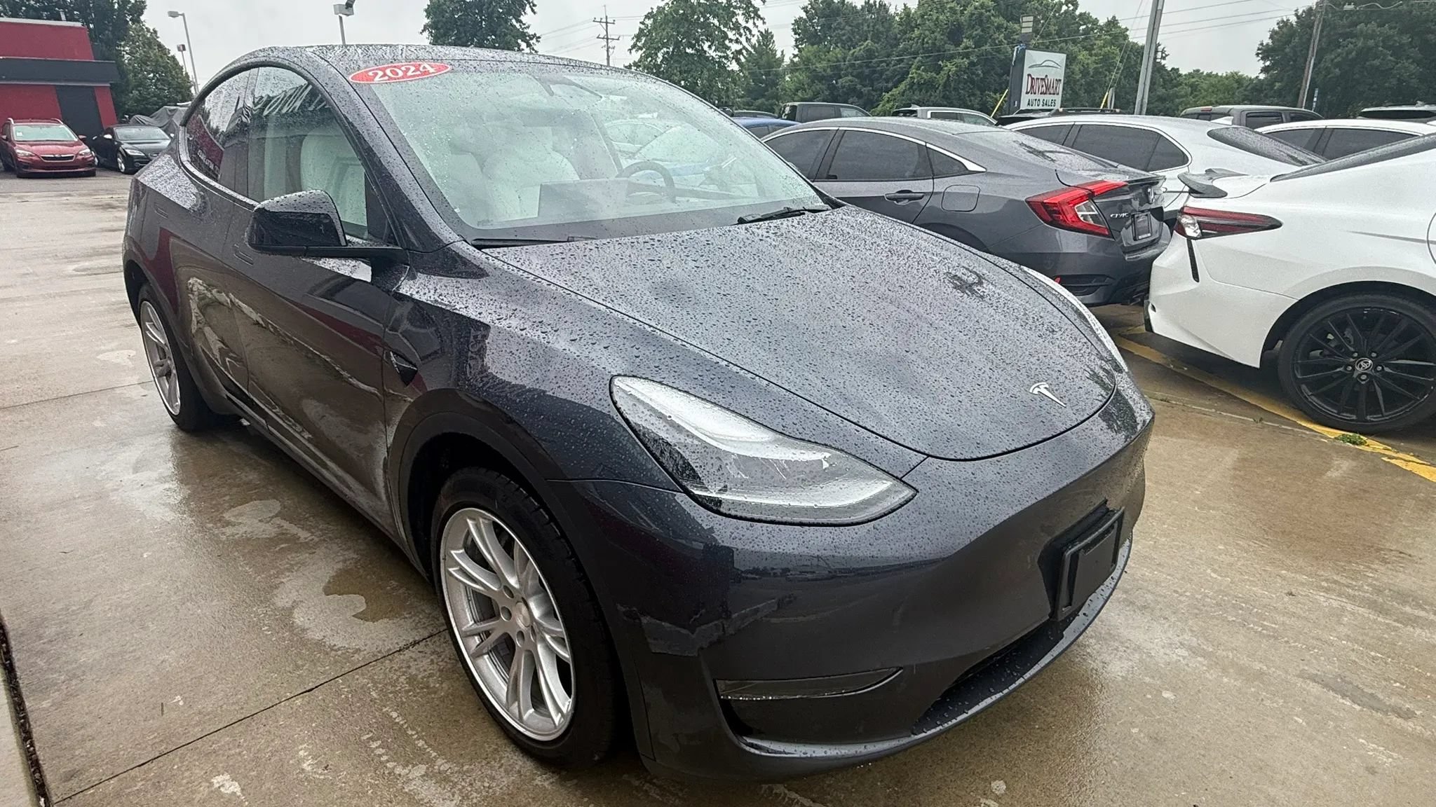 Used 2024 Tesla Model Y Long Range AWD/4WD image 2