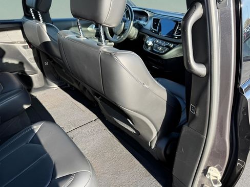 Used 2020 Chrysler Pacifica Touring-L image 12