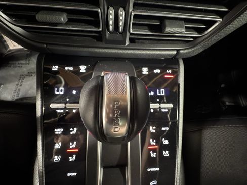 Used 2024 Porsche Macan AWD/4WD image 28