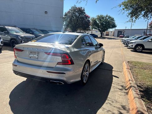 Used 2019 Volvo S60 T5 Momentum w/ Multimedia Package FWD image 5