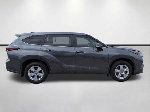 Used 2024 Toyota Highlander LE AWD/4WD image 3