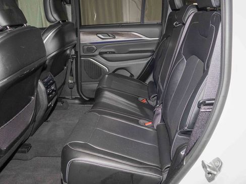 Used 2022 Jeep Grand Cherokee Overland w/ Luxury Tech Group IV image 12