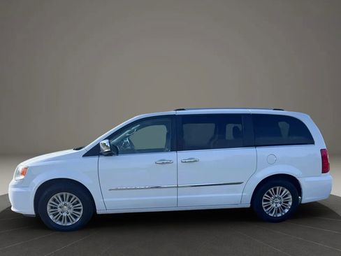 Used 2015 Chrysler Town & Country Limited FWD image 4