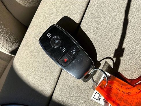 Used 2022 Mercedes-Benz GLC 300 4MATIC image 25