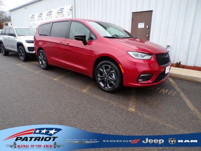 New 2026 Chrysler Pacifica Select