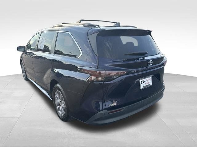 Used 2023 Toyota Sienna XLE FWD image 3