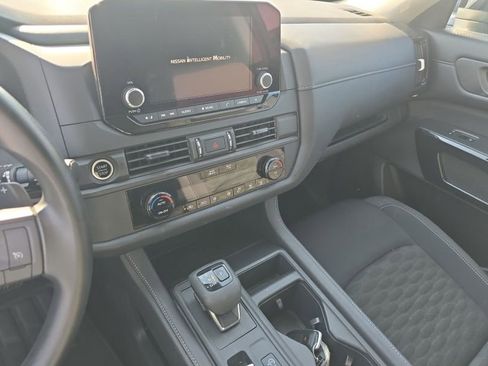 Used 2024 Nissan Pathfinder S image 14