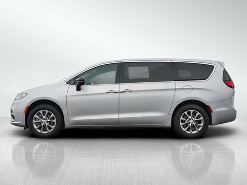 New 2026 Chrysler Pacifica Select image 4