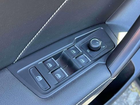 Used 2022 Volkswagen Tiguan SE image 17