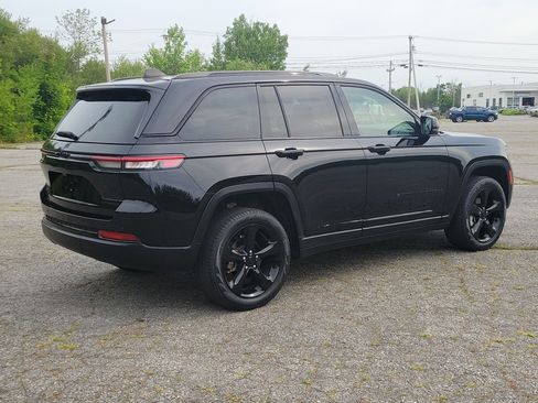 Used 2023 Jeep Grand Cherokee Limited w/ Black Appearance Package AWD/4WD image 5