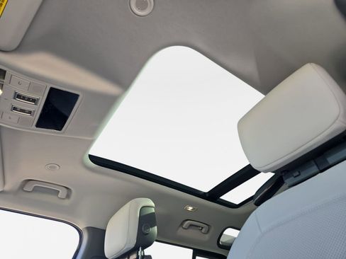 New 2026 Land Rover Defender 110 X-Dynamic SE image 30