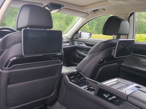 Used 2022 BMW M760i xDrive AWD/4WD image 29