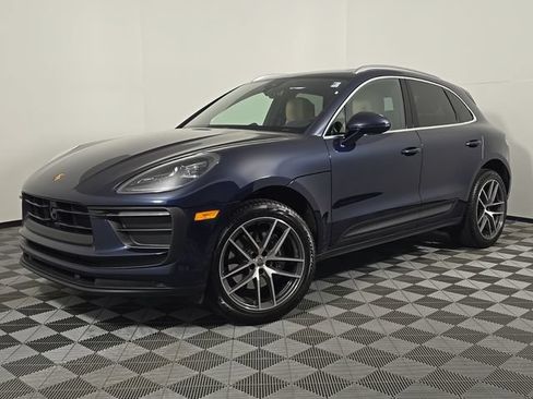 Certified 2022 Porsche Macan AWD/4WD image 1
