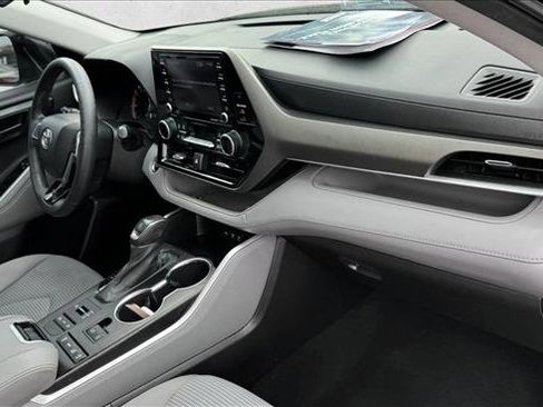 Used 2021 Toyota Highlander LE AWD/4WD image 21