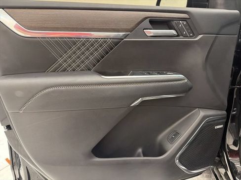 Used 2025 GMC Acadia Denali FWD image 12