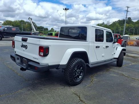 New 2025 Jeep Gladiator Sport image 3