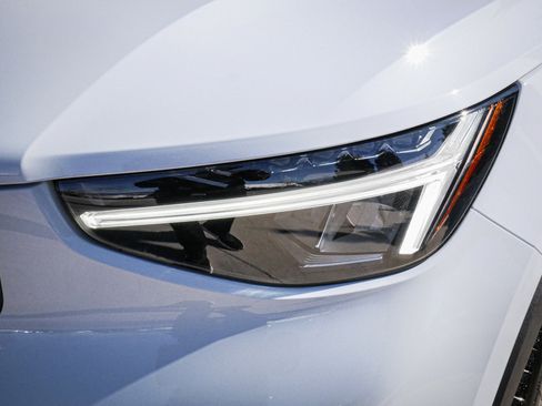 Used 2025 Volvo XC40 B5 Core image 6