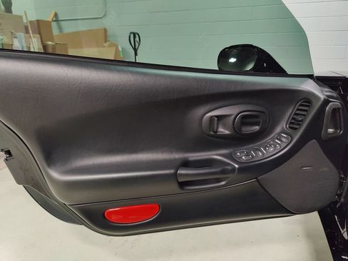 Used 2004 Chevrolet Corvette Coupe w/ Preferred Equipment Group RWD image 21