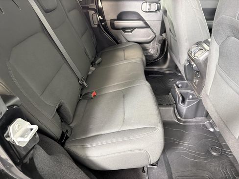 Used 2018 Jeep Wrangler Unlimited Sahara AWD/4WD image 13