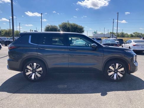 Used 2025 Mitsubishi Outlander SE FWD image 4