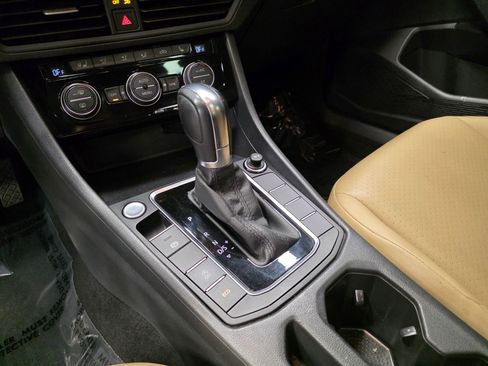 Used 2019 Volkswagen Jetta SE w/ Cold Weather Package FWD image 24