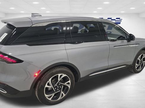 Used 2025 Lincoln Nautilus Premier image 11