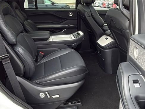 New 2025 Lincoln Navigator Reserve w/ Jet Appearance Package image 10